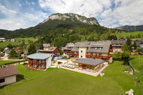 una vista aérea de una ciudad con una montaña en Der Hechl, en Tauplitz