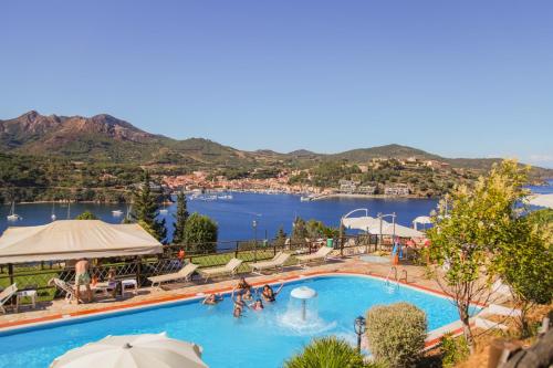 uma piscina com vista para um lago em TH Capoliveri - Grand Hotel Elba International em Capoliveri