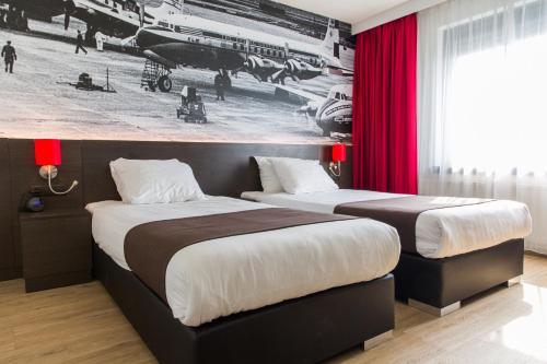 Best Western Plus Amsterdam Airport Hotel tesisinde bir odada yatak veya yataklar