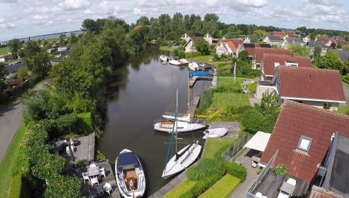 eine Luftansicht der in einem Fluss angedockten Boote in der Unterkunft Villa Envie in Terherne