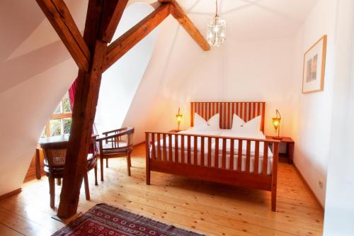 a bedroom with a bed and a table in a room at Die Insel auf Rügen in Rambin