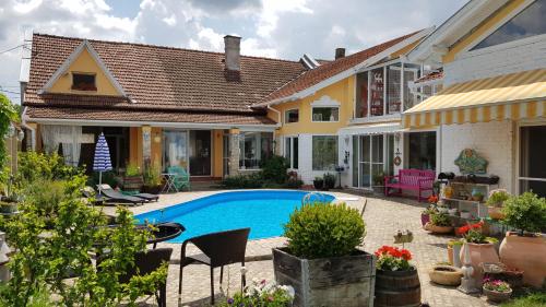 The swimming pool at or close to Vintage Luxurious house