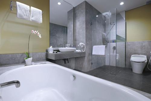 Bathroom sa Aston Inn Mataram