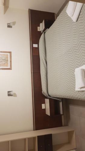 een hotelkamer met een bed en een spiegel bij Hotel Compostela in Mar del Plata