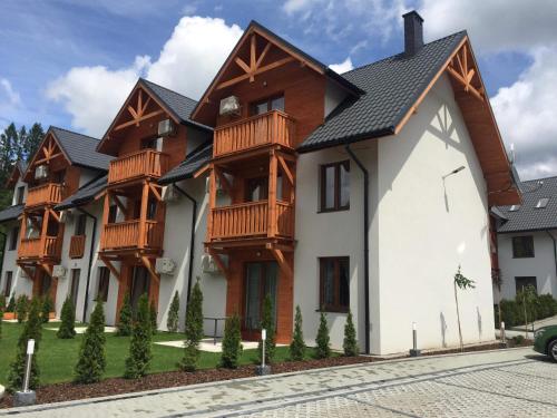 dom z drewnianymi balkonami w obiekcie Szczawnica Apartament Kaja w mieście Szczawnica