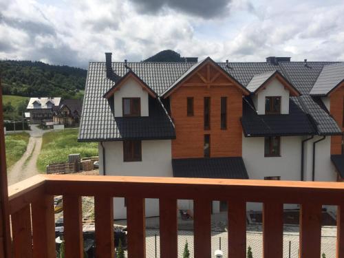 widok na dom z balkonu w obiekcie Szczawnica Apartament Kaja w mieście Szczawnica