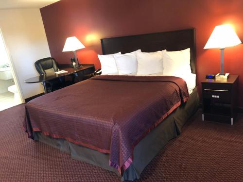 Cama ou camas em um quarto em Regal Inn Chicago O'Hare - Franklin Park