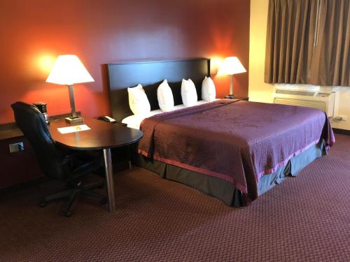 Cama ou camas em um quarto em Regal Inn Chicago O'Hare - Franklin Park