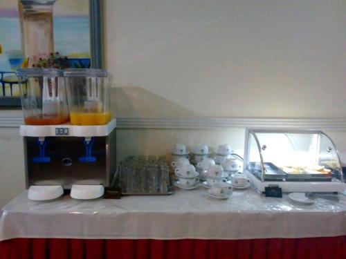 uma mesa com um monte de copos e um liquidificador em Trade Hotel Diadema em Diadema