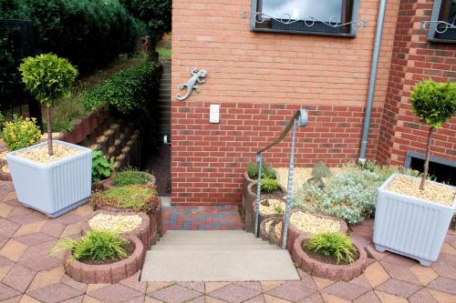 een bakstenen gebouw met een trap en een aantal planten bij Ferienwohnung " Gecko 2 " in Andernach