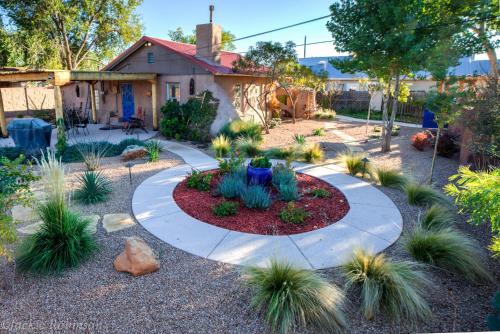 een tuin met een cirkel van planten voor een huis bij Casa La Huerta in Albuquerque