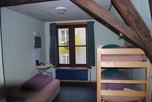 A bed or beds in a room at Charlie Rockets Youth Hostel