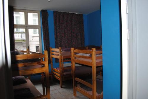 A seating area at Charlie Rockets Youth Hostel