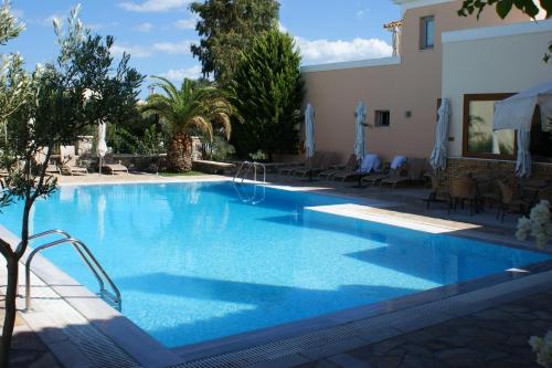 - une piscine en face d'une villa dans l'établissement Harmony Hotel Apartments, à Selianitika