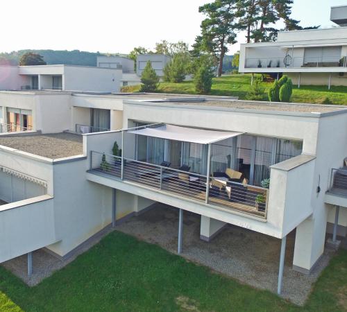 een luchtzicht op een wit gebouw met een balkon bij Apartment Słoneczny Gródek 19 Spa & Wellness in Gródek Nad Dunajcem