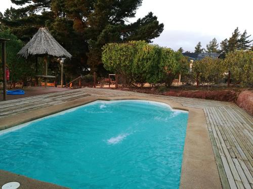 La alberca dentro o cerca de lodge con piscina privada, parcela de campo.