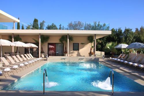 una piscina con sedie e un edificio di Seventeen Hotel a Valbonne