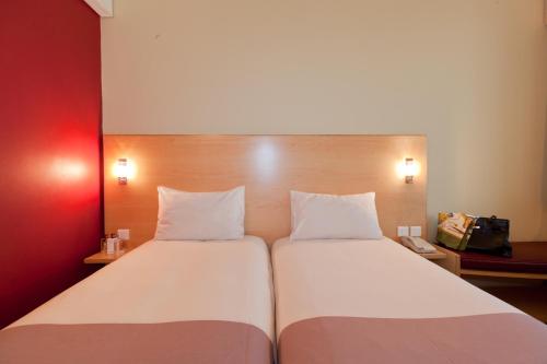 Una cama o camas en una habitación de ibis Sharq