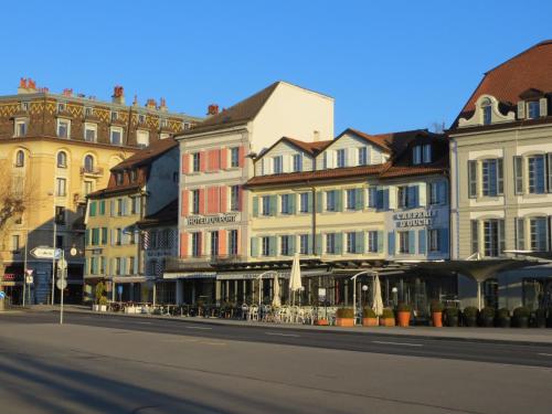 eine Reihe von Gebäuden in einer Stadtstraße in der Unterkunft Hôtel du Port in Lausanne