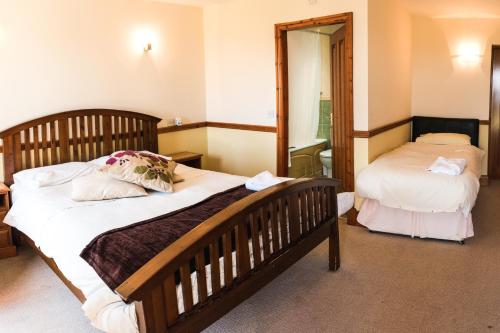 Tempat tidur dalam kamar di Fernhill Bed and Breakfast