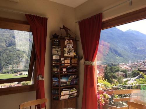 Zimmer mit einem Fenster und Bergblick in der Unterkunft Le Lierre in Châtillon