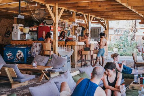 um grupo de pessoas sentadas numa sala de estar em Ein Gedi Camp Lodge em Ein Gedi