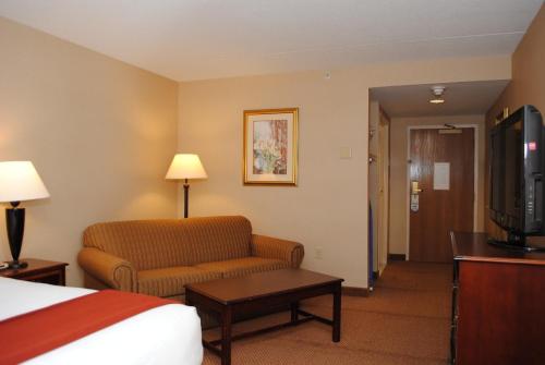 Uma TV ou centro de entretenimento em Holiday Inn Express Hotel & Suites Providence-Woonsocket, an IHG Hotel