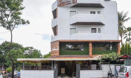 een gebouw met een restaurant ervoor bij Treebo Malhaar Regency in Pune