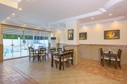 une salle à manger avec des tables et des chaises en bois dans l'établissement Forest Park Hotel, à Kemer