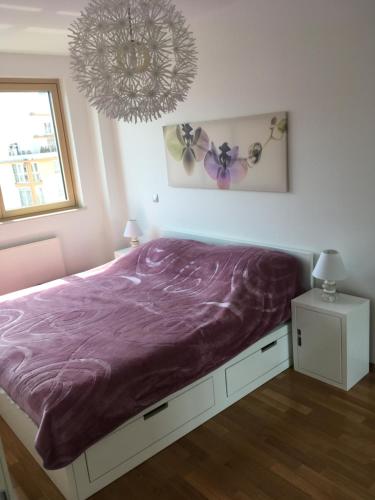 1 dormitorio con 1 cama con manta morada en Korkyra, en Zagreb