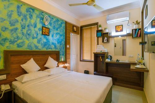 Cama ou camas em um quarto em Blue Bell Cochin Airport Hotel