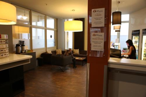 The lobby or reception area at Five Elements Hostel Leipzig