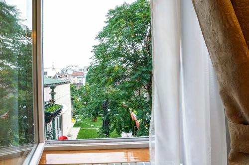 una finestra aperta con vista su un albero di Bed & Breakfast Garden40 a Belgrado