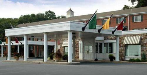 un bâtiment avec drapeaux devant lui dans l'établissement Heritage Hotel Lancaster, à Lancaster