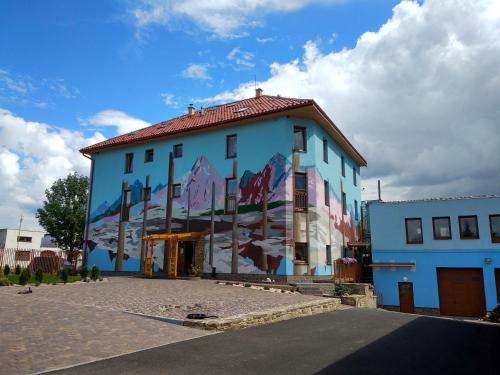 El edificio en el que está la casa de huéspedes