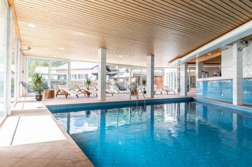 Swimmingpoolen hos eller tæt på Hotel Waldhaus am See