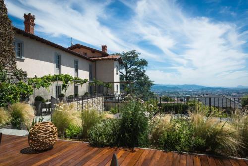 Blick auf ein Haus von der Terrasse eines Hauses in der Unterkunft Relais San Vigilio al Castello in Bergamo