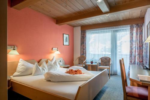 Una cama o camas en una habitación de Das Kaltschmid - Familotel Tirol