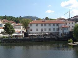 duży biały budynek obok zbiornika wodnego w obiekcie Hotel Rural Villa do Banho w mieście Termas de Sao Pedro do Sul