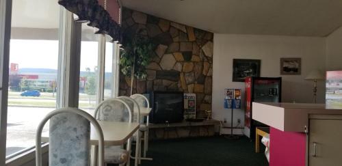 A kitchen or kitchenette at Tara Vista Inn