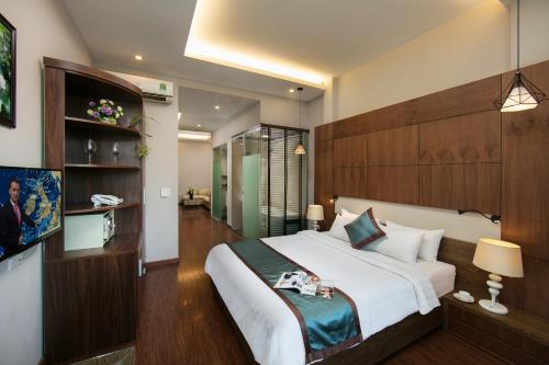 Krevet ili kreveti u jedinici u okviru objekta Bonne Nuit Hotel & Spa Hanoi