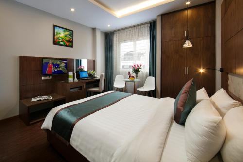 TV i/ili multimedijalni sistem u objektu Bonne Nuit Hotel & Spa Hanoi