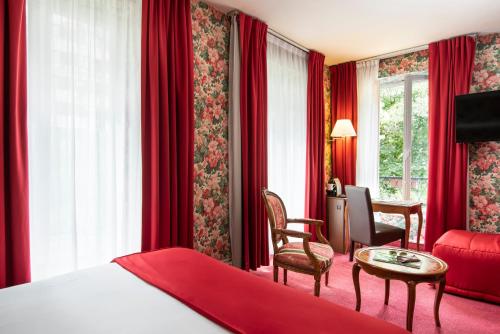 ein Hotelzimmer mit einem Bett und roten Vorhängen in der Unterkunft Abaca Messidor by Happyculture in Paris