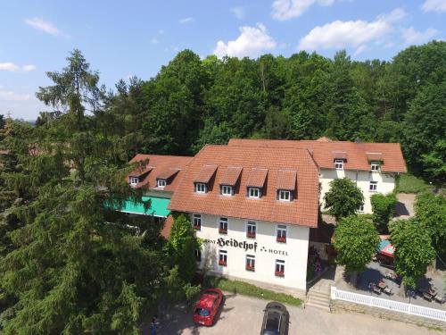 una vista aérea del edificio de la posada estudiantil en Landhaus Heidehof, en Dippoldiswalde