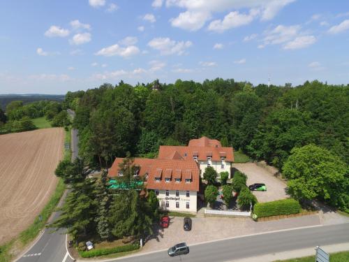 una vista aérea de una casa con un campo en Landhaus Heidehof, en Dippoldiswalde