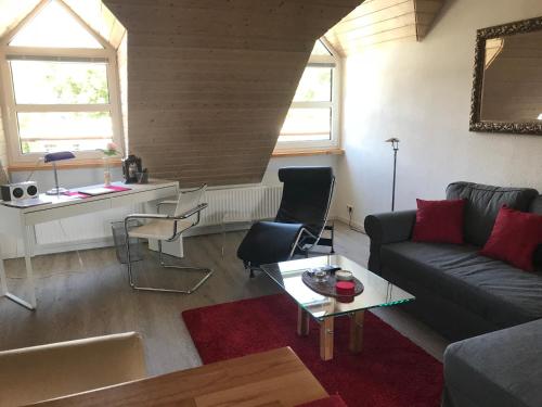 salon z kanapą i stołem w obiekcie Appartement Ginstertraum w mieście Lüneburg