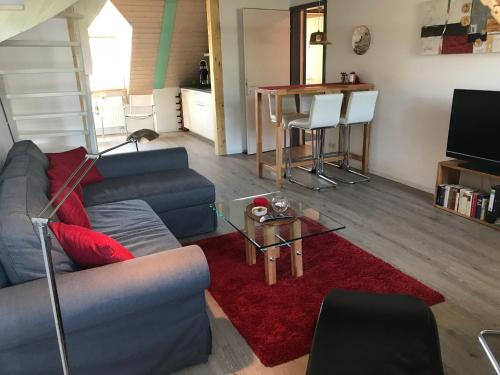 salon z kanapą i stołem w obiekcie Appartement Ginstertraum w mieście Lüneburg