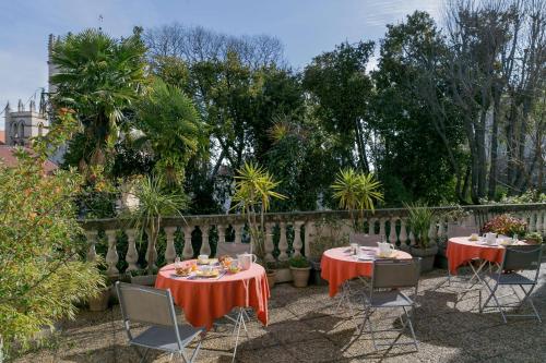 A garden outside Best Western Hotel Le Guilhem