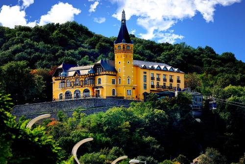 um edifício amarelo no topo de uma montanha em Hotel Větruše em Ústí nad Labem