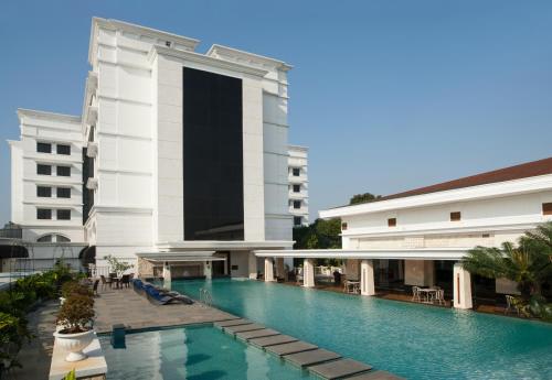 una piscina frente a un edificio en The Papandayan, en Bandung